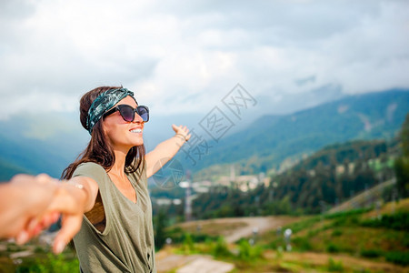 提高顶峰罗莎雾背景中山美丽快乐的年轻女子跟我来雾背景中山美丽快乐的年轻女子图片