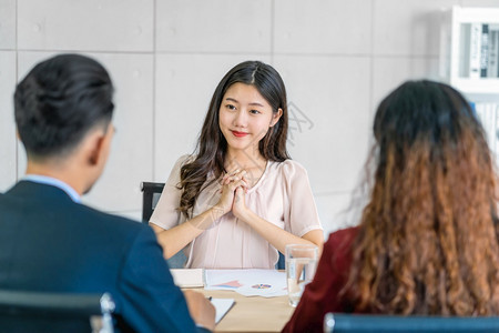 行政人员年轻亚洲女毕业生与两名经理面谈在会议室企业雇用新会员工作面试经理概念等积极动议下对两名经理进行访谈商业聘用新成员团体演讲图片