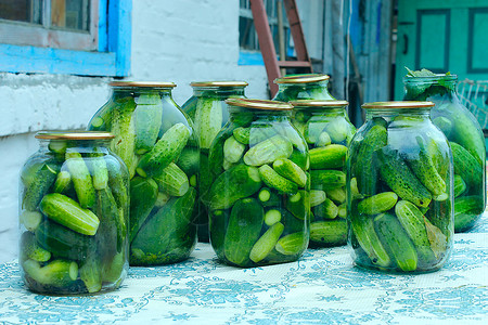食品杂货为了准备保鲜的罐子里黄瓜准备保鲜玻璃罐子里的成熟黄瓜图片