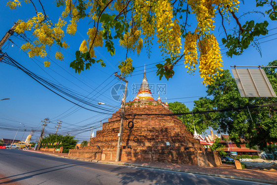 天空肉桂契迪帕切隆公园的决明子瘘在寺庙泰语拉差布纳寺是一座佛教庙它是泰国彭世洛的主要旅游景点图片