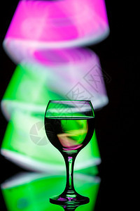夜生活奢华用彩色光照亮的黑暗美丽背景上一杯子和饮料凉爽的图片
