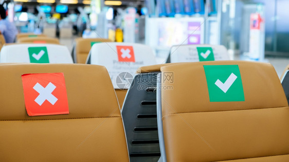 飞机场社会动荡空椅子排在机场离境地区标志是防止新科罗纳COVID19在泰国传播的社会动乱协议即COVID19的标志摄影合同图片