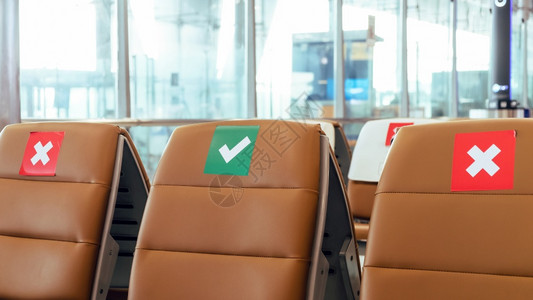 旅行现代的社会动荡空椅子排在机场离境地区标志是防止新科罗纳COVID19在泰国传播的社会动乱协议即COVID19的标志飞机图片