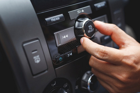 车站电气驾驶司机改变其车辆多媒体系统上的按键无线电台旋转按钮现代触摸屏音响系统的运输和车辆概念现代化音响系统的运输和车辆概念移动图片