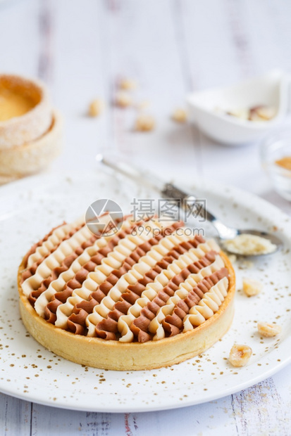 美味的小型果塔配有坚和奶油甜点焦糖盐酱柠檬卷饼糕点厨师做的樱桃奶油巧克力馅饼食物起司圆形的图片