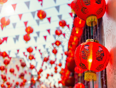 红色的中华新年节国的美丽红灯装饰古艺术上面写着中文字母祝福是一座公共场所庆典上市图片