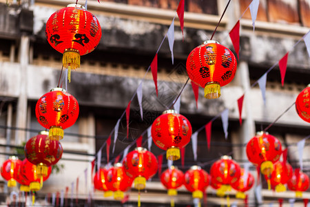 古老的城市地标中华新年节国的美丽红灯装饰古艺术上面写着中文字母祝福是一座公共场所图片