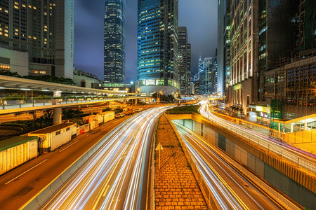 香港市景天窗长距离在香港IFC大楼周围中央商业区乘坐汽车或公共进行轻型交通长期接触香港市风景天空色或者金融的路图片