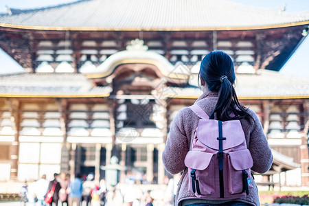 东大木制的在日本亚洲旅游观光景点很受欢迎的日本大阪山地标附近的纳拉旅游者访问Todaiji寺庙欢乐亚洲旅行者访问Thomping图片