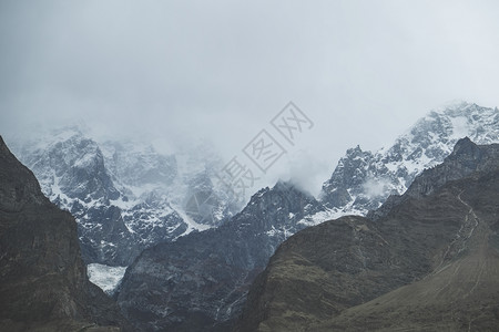 卡拉科姆山脉巴基斯坦洪扎谷吉尔特俾提斯坦的乌塔萨山雪盖覆云雾的自然景观盛大冰川岩石图片