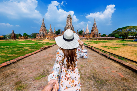 城市妇女手握男子角并将他带到泰国WatChaiwatthanaram佛寺Ayutthaya历史公园普吉岛玛哈泰图片