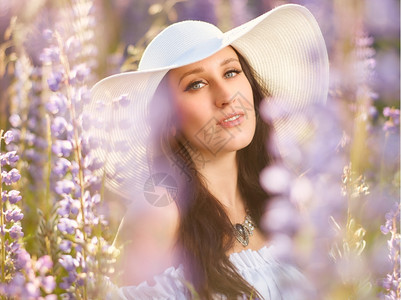 女孩阳光穿着白色帽子和衬衫夏日草原的时装年轻女子美丽的图片