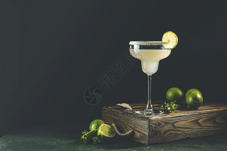 玛格丽塔鸡尾酒加柠檬和冰在薄荷黑木桌上用惊人的背光复制空间古典玛格丽塔或小鸡尾酒墨西哥人柜台或者图片