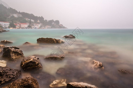 克罗地亚达尔马提奥米斯附近的洛基海滩大暴雨和雾支撑海滨省略图片