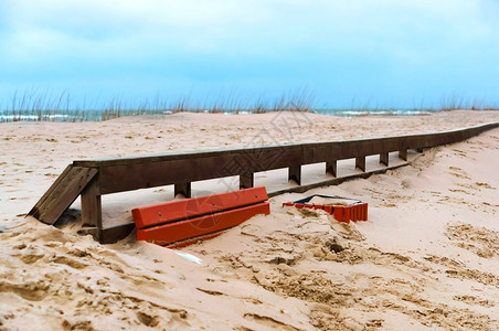 2019年月日俄罗斯加里宁格勒地区Yantarny村的沙覆盖海道风暴之后的海道沙丘港口堕落图片