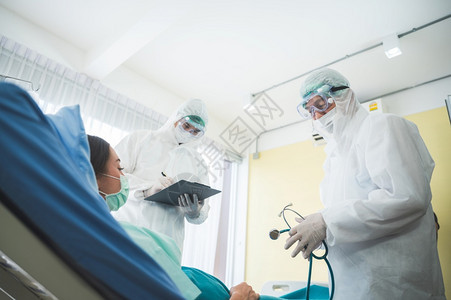 药物审查恢复发烧流行医生和护士在院从事统一工作医疗护理的科罗纳COVID19患者以获得防护预和免疫检技术有发烧流行病的人医生和护图片