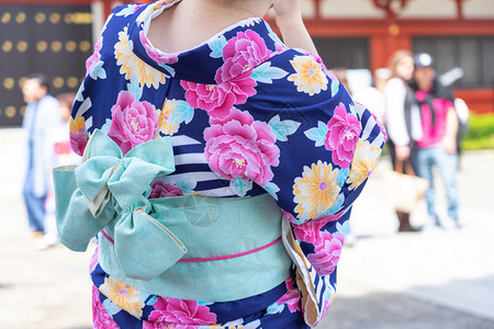 亚洲粉色的年轻女孩穿着日本和服站在东京森左寺门前日本木野是传统服装和这个词实际上意味着一件东西要穿戴人们图片