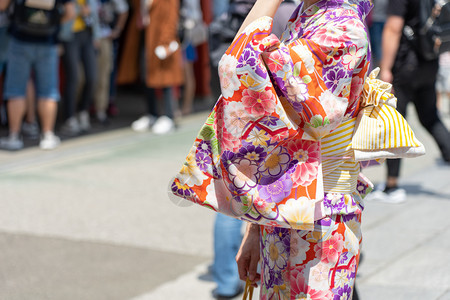 亚洲单词庆典年轻女孩穿着日本和服站在东京森左寺门前日本木野是传统服装和这个词实际上意味着一件东西要穿戴图片