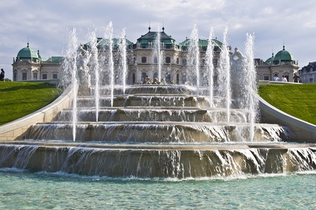纪念碑公园在维也纳美丽的宫殿贝尔维迪在阳光明媚的一天城堡图片