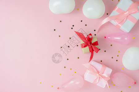 派对快活卡片圣诞乐装饰品的顶台风景欢乐新年装饰观赏概念福拉特赋予了重要的区别礼物盒气球彩色金星在现代粉红纸背景上图片