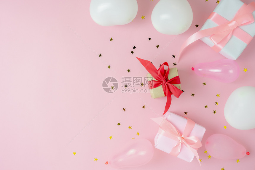 派对快活卡片圣诞乐装饰品的顶台风景欢乐新年装饰观赏概念福拉特赋予了重要的区别礼物盒气球彩色金星在现代粉红纸背景上图片