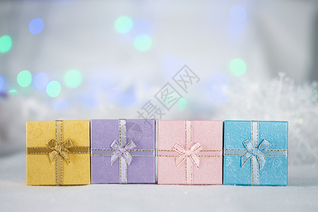 装饰风格白色的丰富多彩白皮bokeh背景的多彩礼品盒并有季节问候圣诞快乐或新年选择点的复制空间布罗列图片