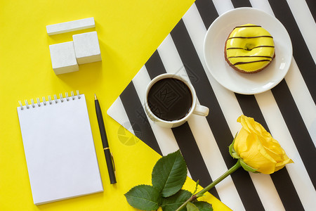 空白木制立方体日历模拟板为您的日历期杯咖啡甜圈玫瑰时尚餐巾笔记本在黄色背景概念早安工作场所平躺自上而下组合空木立方体日历模拟板为图片