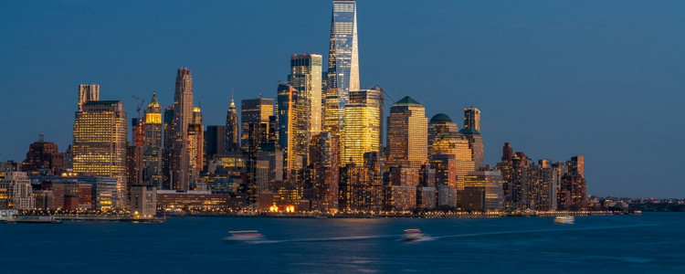 海滨旅行金融的下曼哈顿班纳下曼哈顿的班纳是纽约市景河流的另一边它可以看到一个世界贸易中心在美国黄昏的时候从新泽西来的图片