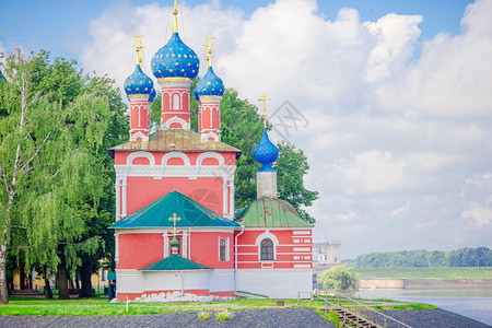 传统的绘画夏季风景与TsarevichDimitrich教堂对血迹Uglich的观光景色是名为俄罗斯金环旅游路线之一的城市其观点图片