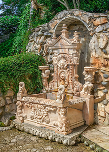 仙女保加利亚拉瓦迪诺沃保加利亚07129城堡中的东方花园喷泉在保加利亚的拉瓦迪诺沃村爱着风阳光明媚的夏天保加利亚拉瓦迪诺沃城堡中图片