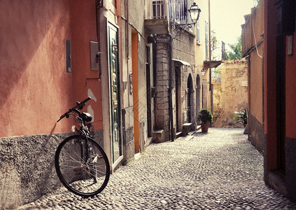 胡同利古里亚人一种在意大利著名的Como湖贝拉焦镇狭小街道上一辆自行车的过滤图像图片