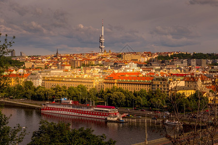 戏剧日落出弗拉塔瓦河布格桥梁和老城的景象教科文组织世界遗产地点捷克图片