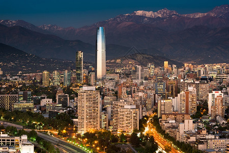 美洲城市的场景智利圣地亚哥普罗维登西和拉斯康德两区全景图片