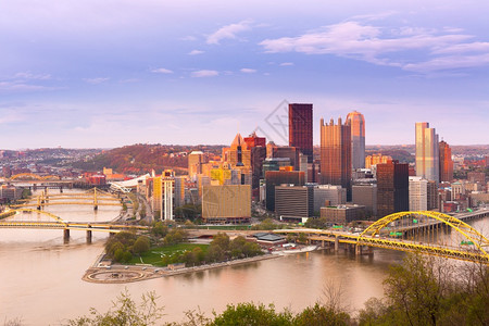海滨美国人多于宾夕法尼亚州匹兹堡的全景和三条河流图片