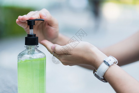 游客在户外使用清洁剂洗手特写图片