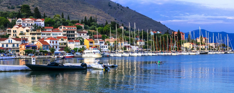 社论希腊伊奥尼安岛KefaloniaCefalonia肖像村AgiaEfimia与帆船在2017年6月日落沿海探索图片