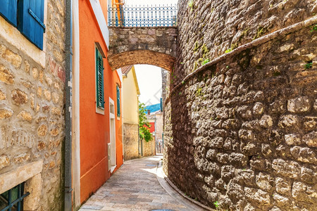 街道狭窄的黑山中世纪欧洲街HercegNovi旧城的墙壁采取图片