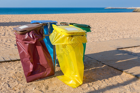 沙海岸的葡萄牙滩空垃圾袋季节离开分图片