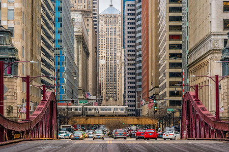 建造大街当代的芝加哥桥景象在芝加哥美国伊利诺州芝加哥密歇根大道芝加哥市下城现代建筑之间交通往来商业和现代交通概念企业与现代交通图片