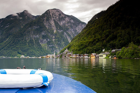 看旅游的正面从奥地利哈尔施塔特湖欣赏哈尔施塔特的美景图片