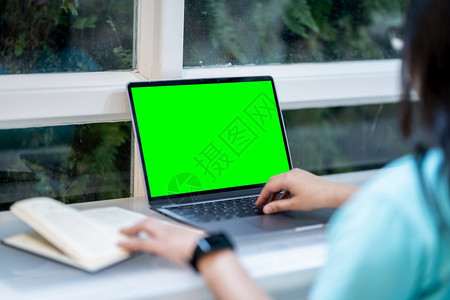 技术白色的穿着智能观察女商人在咖啡馆用笔记本电脑工作带空绿色屏幕和书以及咖啡杯智能手机在商业生活方式交流网BusinessLif图片