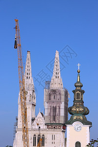 正面萨格勒布大教堂左塔的拆除部分在20年3月日地震中受损右塔本身倒塌克罗地亚人破碎的图片