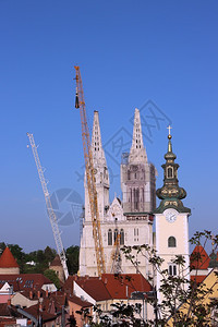 剩下萨格勒布大教堂左塔的拆除部分在20年3月日地震中受损右塔本身倒塌镇行进图片
