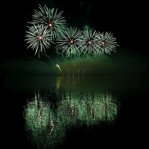竞赛布尔诺水坝上美丽的彩色烟花国际比赛IgnisBrunensisBrno捷克欧洲快乐的派对背景图片