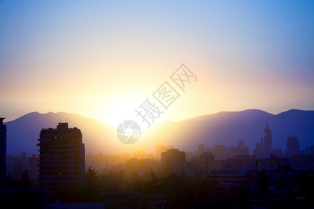 城市圣地亚哥中心的天线与LasCondes和普罗维登西亚地区建筑对抗日落智利南美洲的Condes和Providencia地区早晨图片