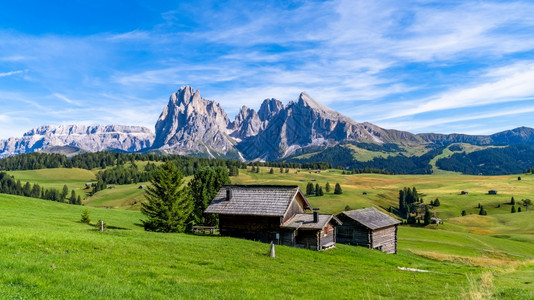 绿色教科文组织DolomiteSeceda山脉背景的Odle山区DolomiteTrentinoAltoAdige意大利南蒂罗尔图片