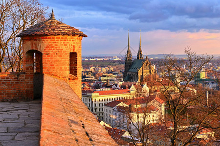 天空地标捷克布尔诺市欧洲彼得罗夫圣彼得大教堂和保罗美丽古老建筑以及一个受欢迎的旅游景点冬季降雪的风景历史图片