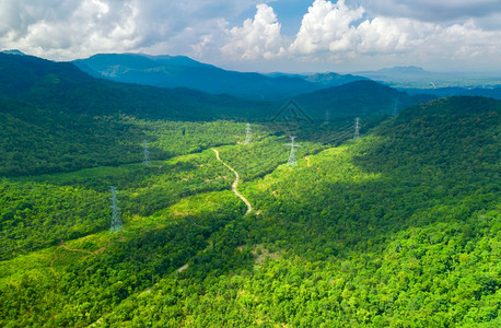 伏特绿色森林和美丽的早晨能源和环境概念高压电极PangPuayMaeMoh泰国兰邦Lampang等地绿林高压电极的空中观测发射塔背景图片