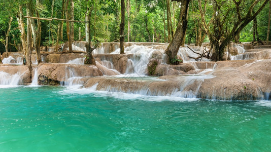 冒险普拉邦匡老挝LuangPrabang附近的热带雨林宽西连级瀑布中有着惊人的松绿水图片