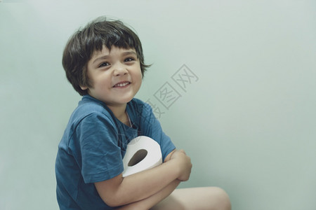 在上厕所的小男孩背景图片